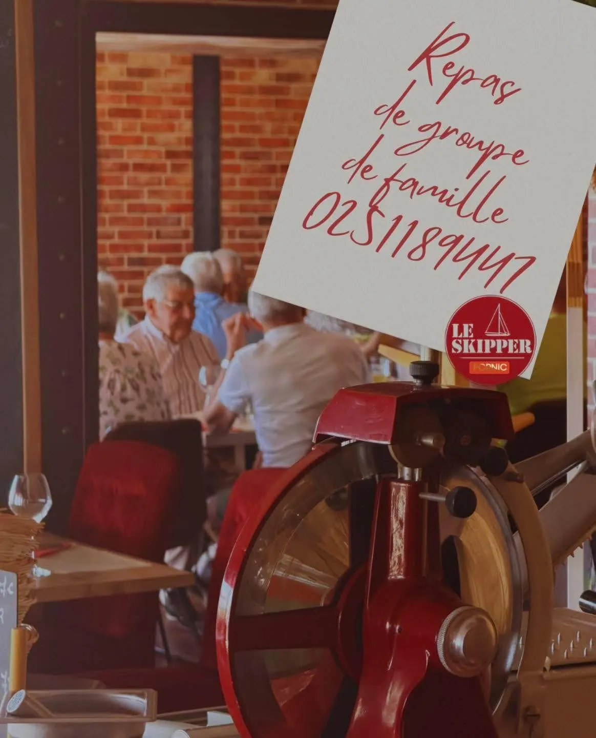 Une tablée en salle au Skipper, devant la trancheuse rouge